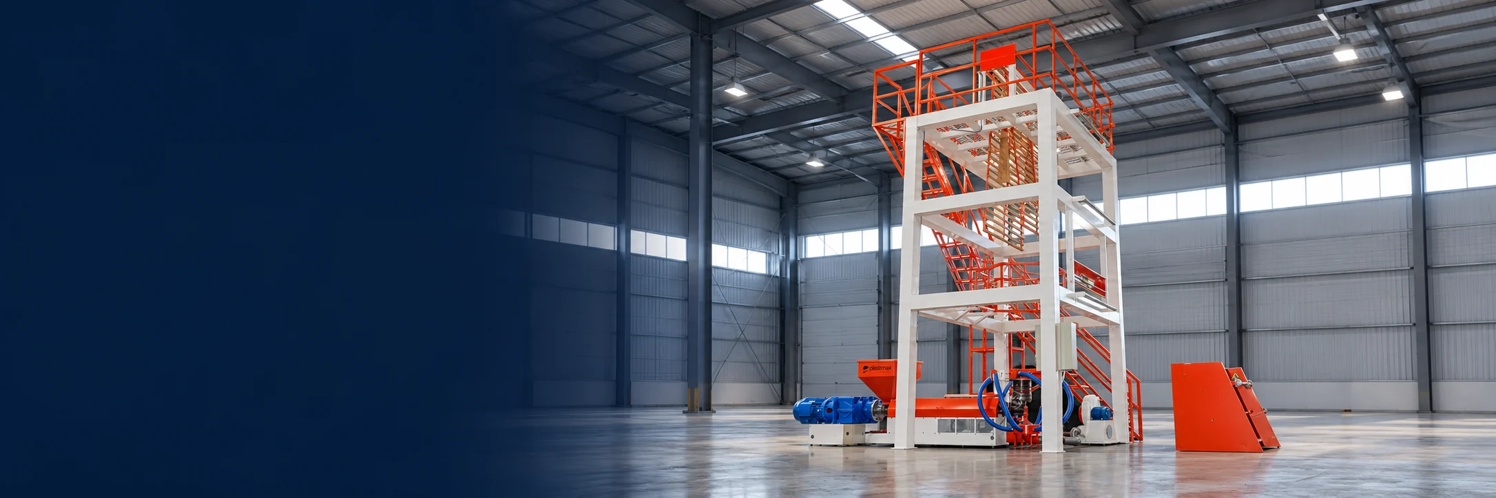 Conjunto para fabricação de bobinas para sacos plásticos Plastimax em ambiente industrial — ambientação ilustrativa gerada por IA